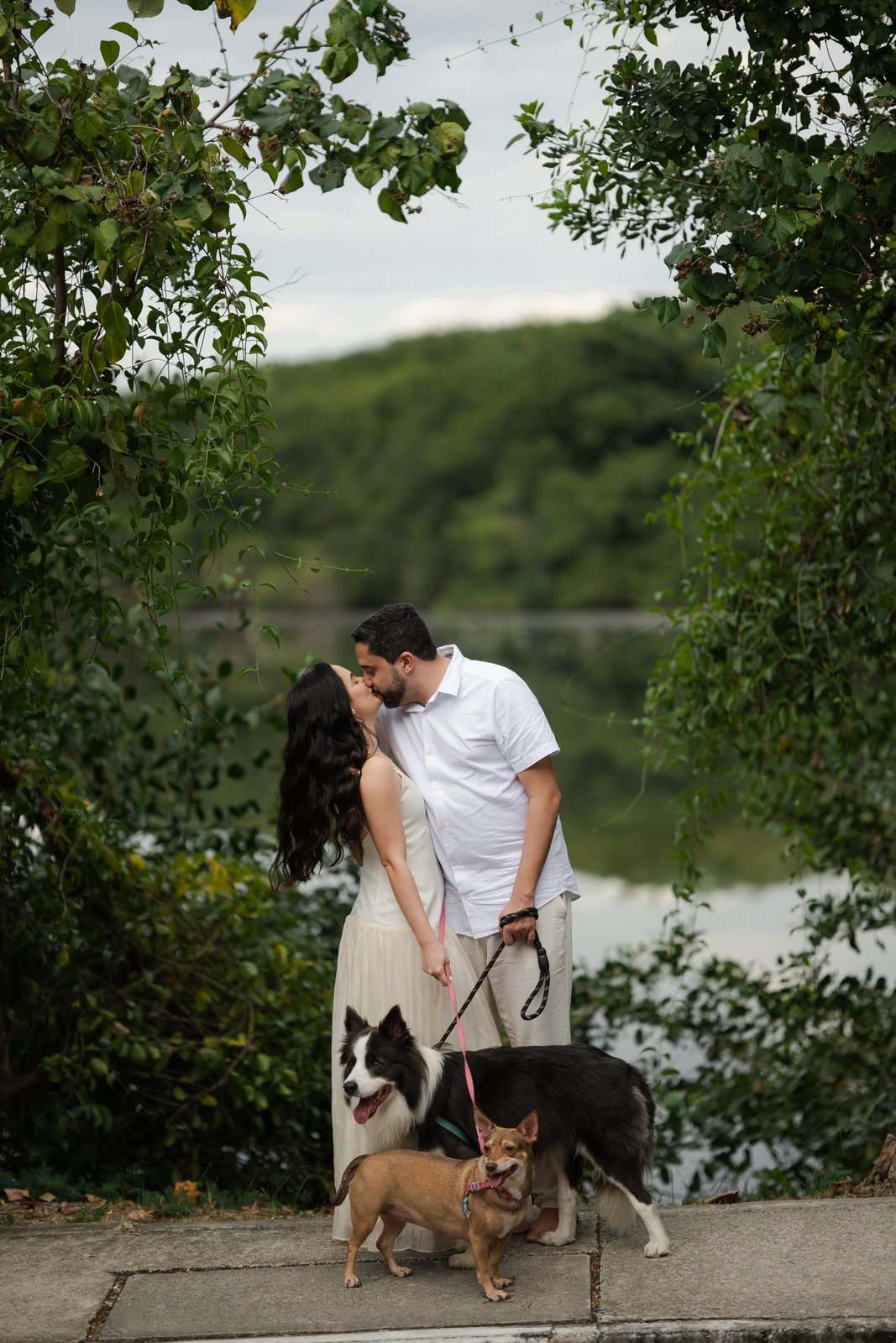Maria Paula e Eduardo com os cachorros