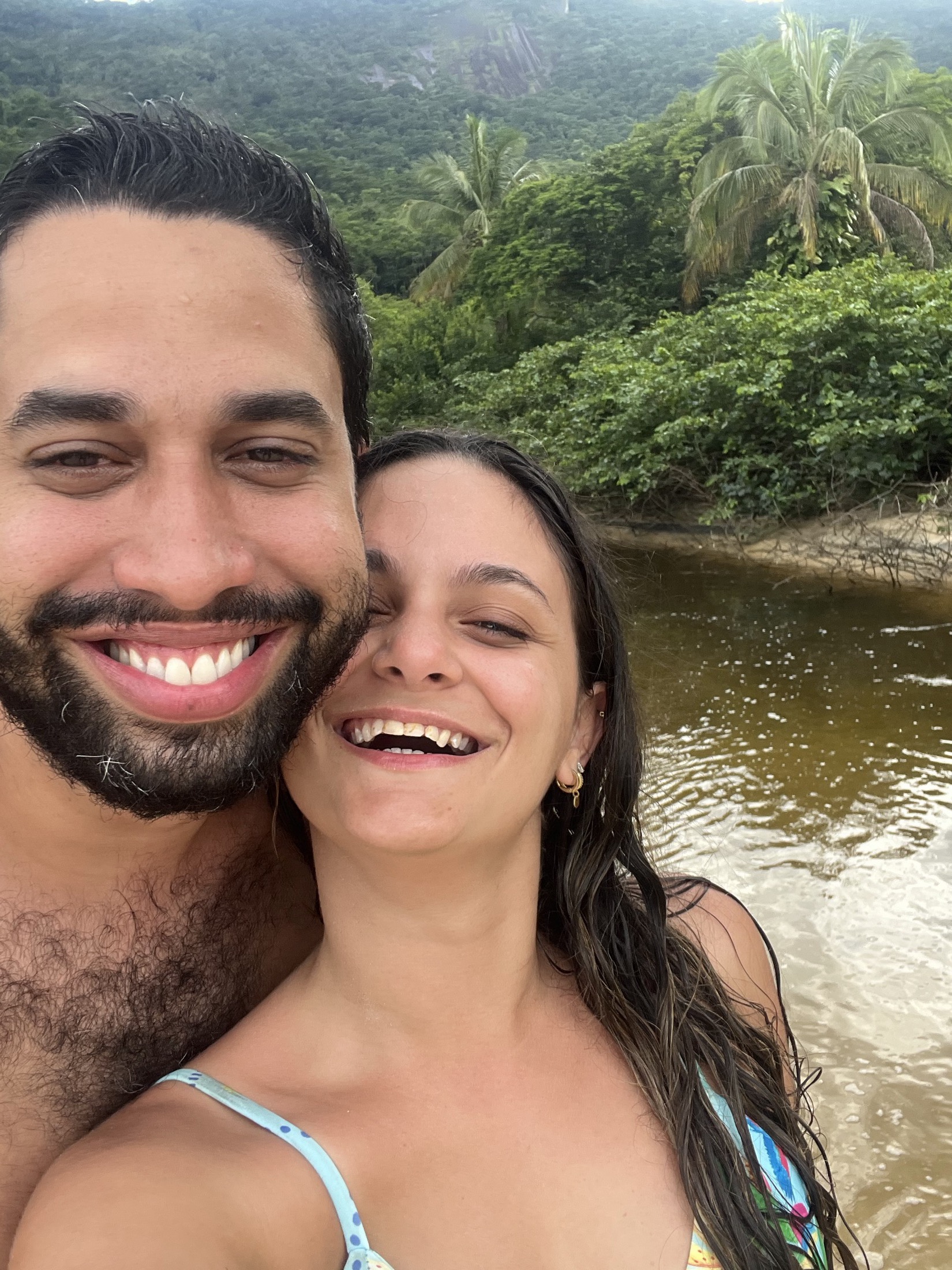 Rindo juntos na cachoeira